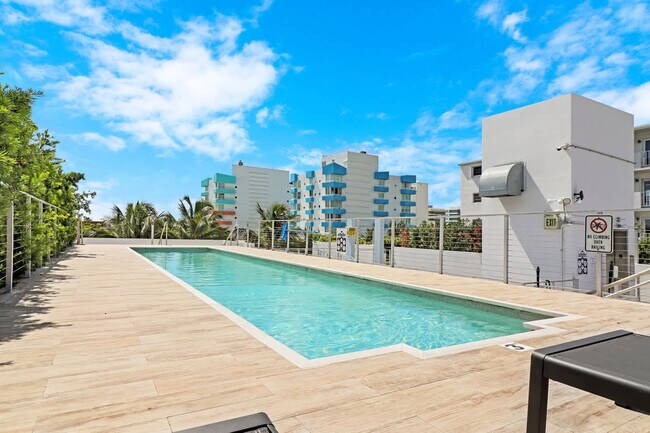 Building Photo - 250 Collins Ave