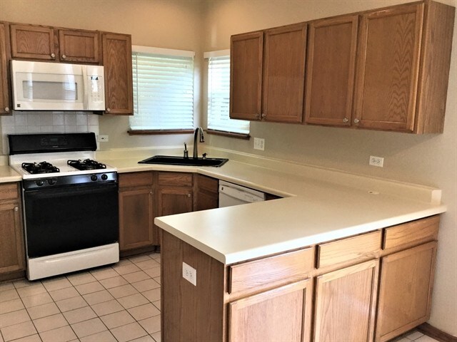 Building Photo - 994 Haywood Dr