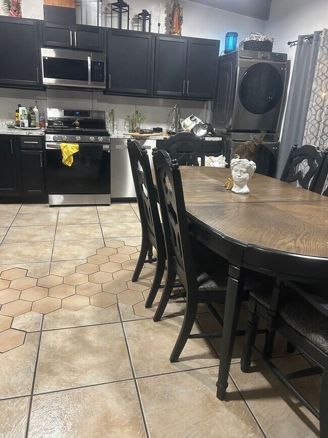 Foto del edificio - 2 Bed / 2 Bath Unit with Yard & Parking – El Cajon