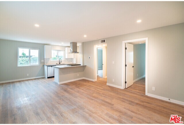 Foto del edificio - 5847 Willoughby Ave
