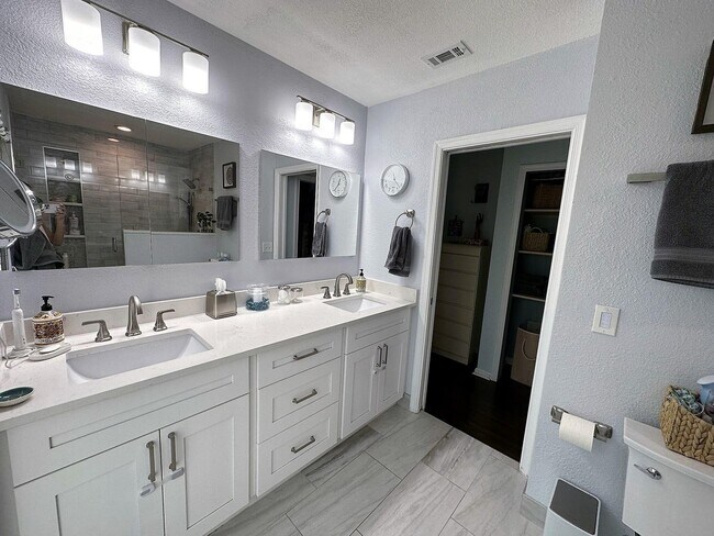 Foto del edificio - 5052 Woodstone Cir N