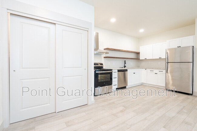 Foto del edificio - 1230 N Greenwich Rd