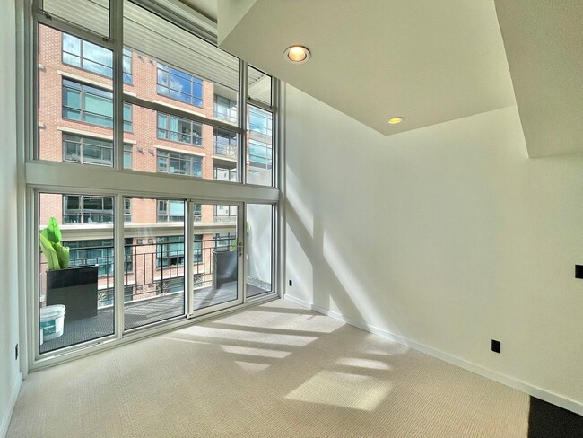 Building Photo - Beautiful Mid Century Modern Condo in Tali...