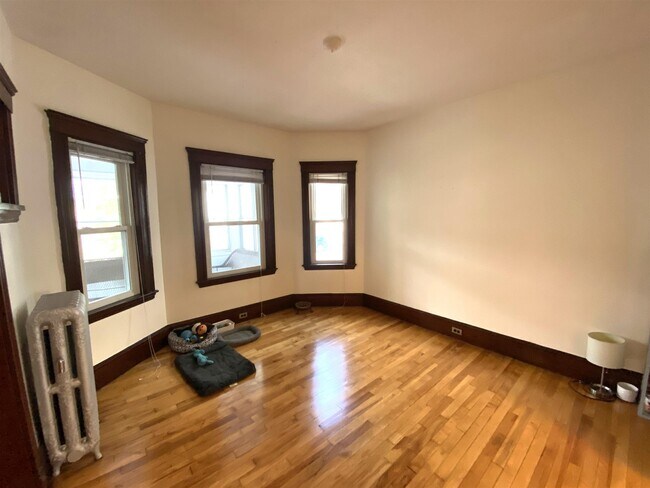 Foto del edificio - 102 Raymond Ave