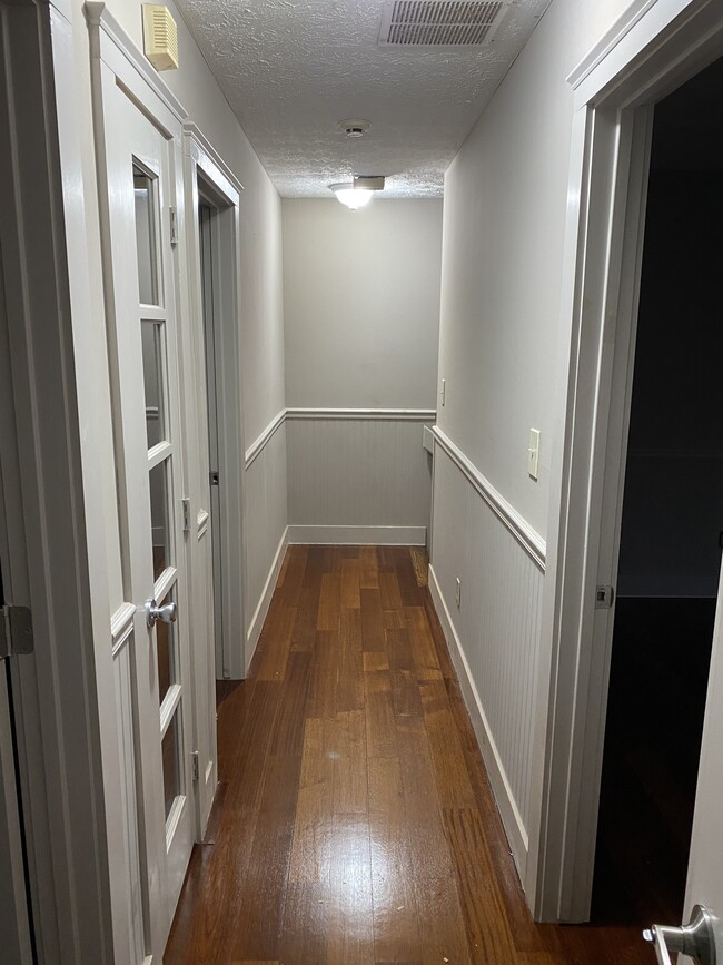 Building Photo - 303 Country Club Dr