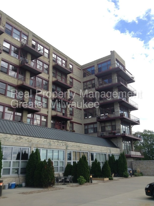 Primary Photo - 215 W Maple St