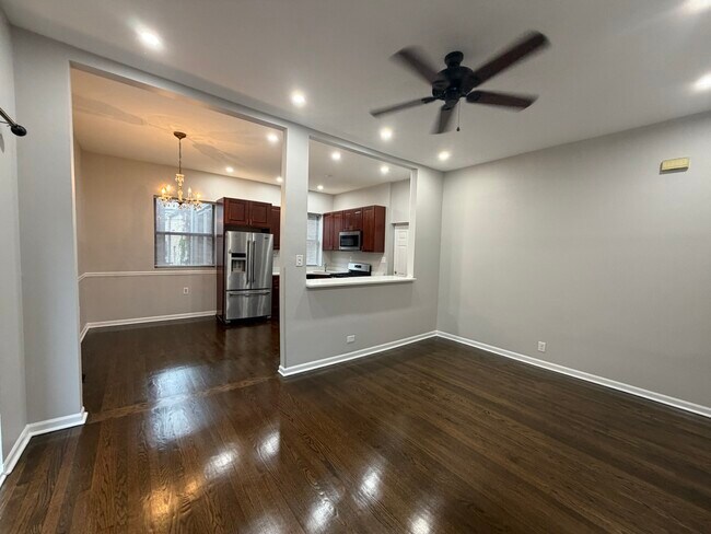 Building Photo - 1555 W Rosemont Ave