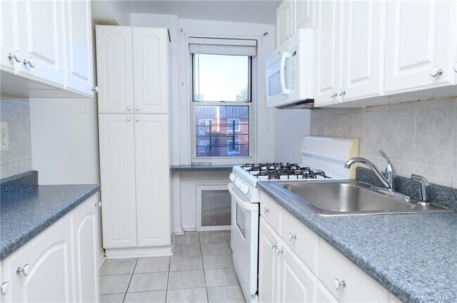 Building Photo - 3 Sadore Ln