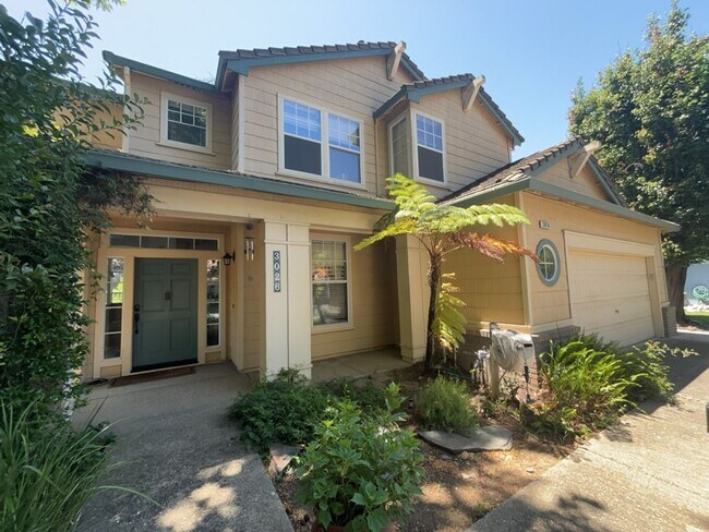 Foto del edificio - Spacious East Davis Home available in July!