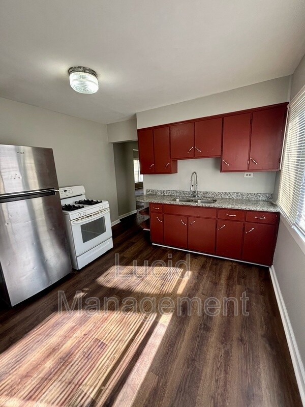 Building Photo - 1112 Weller Ave