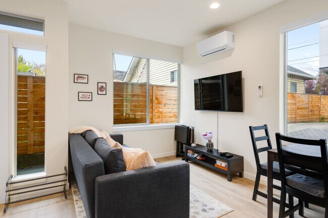 Foto del edificio - 823 NE 70th St