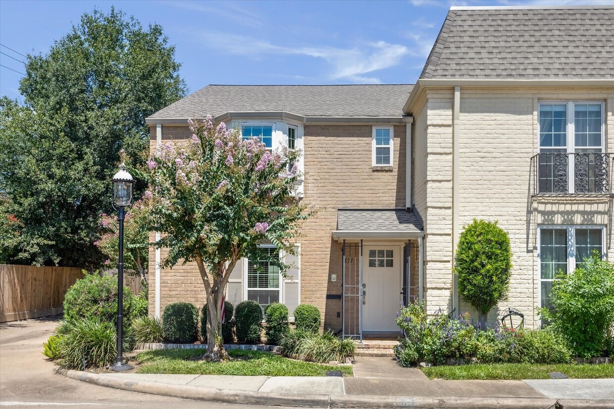 Photo - 671 N Post Oak Ln (Houston, TX)
