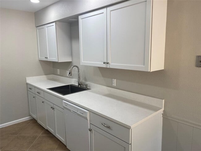Foto del edificio - 11204 Brushy Glen Dr