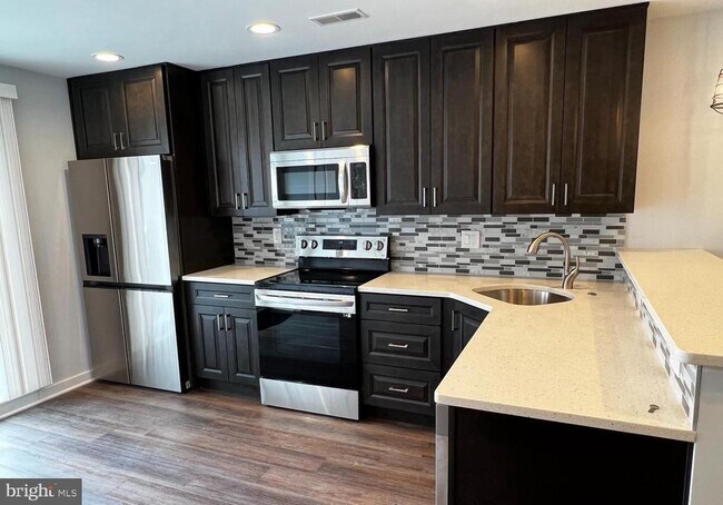 Building Photo - 2543 Manton St