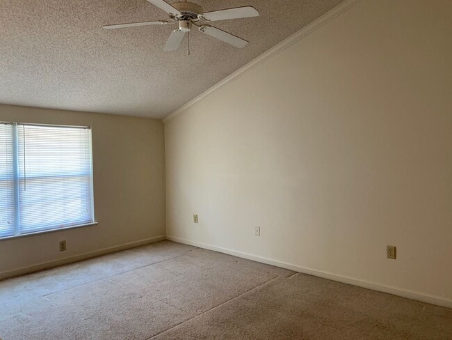 Building Photo - 1 Bedroom Townhome in West Ashley