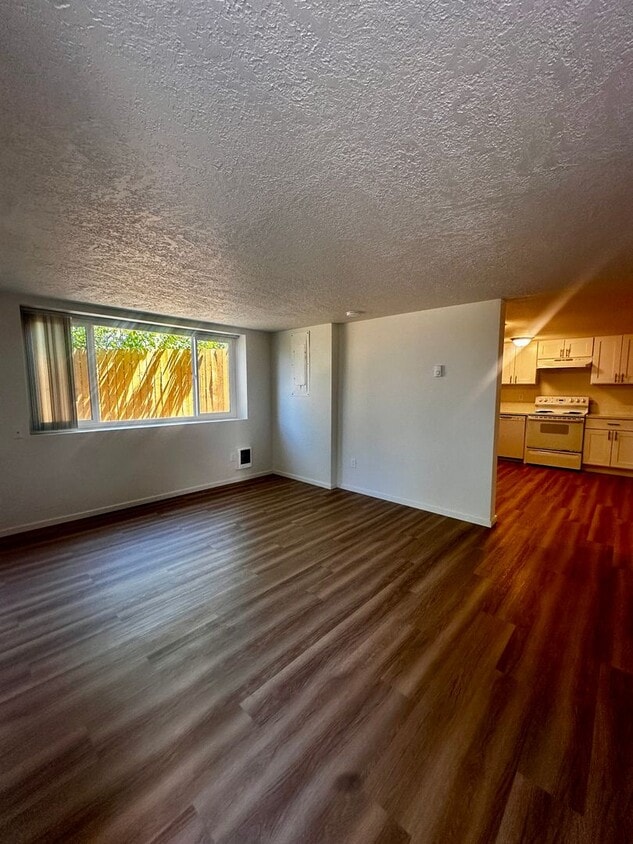 !*! MOVE IN SPECIAL: $300 OFF - Remodeled ... - Fully Remodeled 1 Bed Apartment Coming Soon!