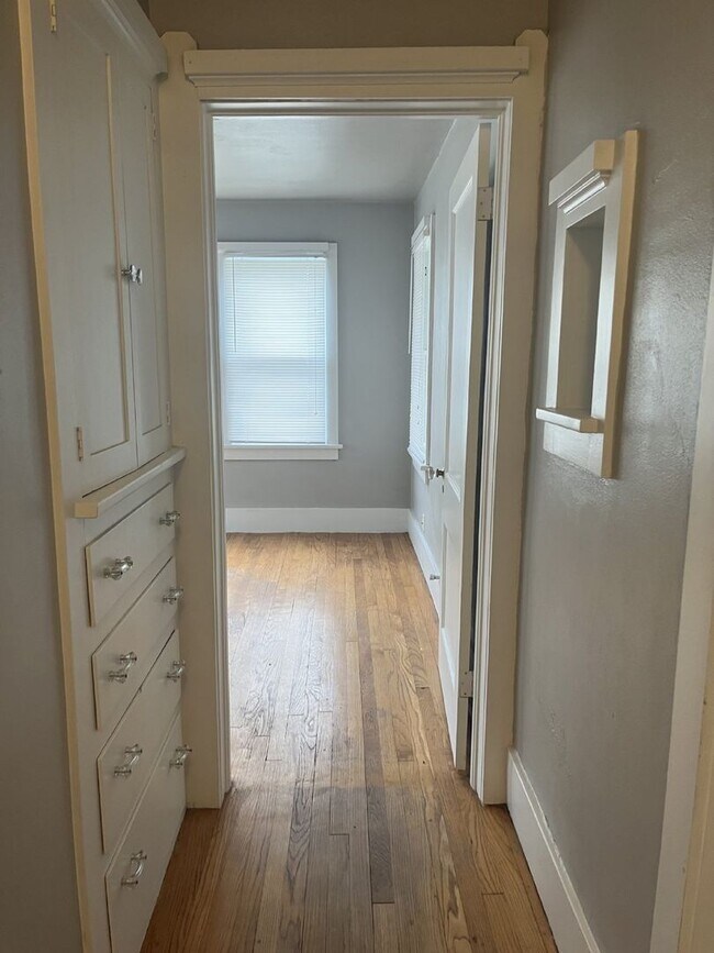 Foto del edificio - Charming 2-Bedroom Home near Uptown.