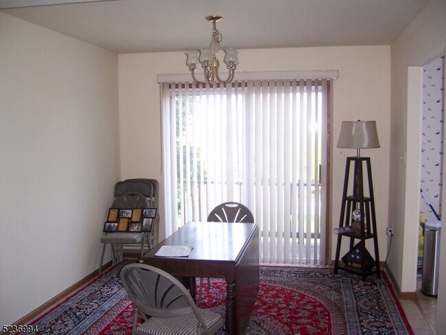 Building Photo - 8 Mourning Dove Ct