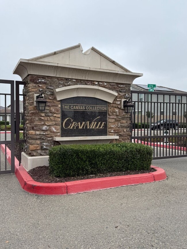 Foto del edificio - Charming 3-Bedroom Home in Family-Friendly 93727 Neighborhood