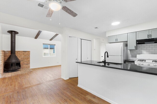 Foto del edificio - Immaculately Improved 2 Bedroom / 1 Bathroom Duplex & Immediately Available! - 50% Off One Full M...