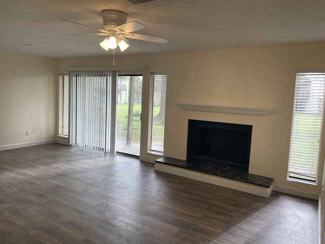 Living room -formal dining area - 15919 Golf Club Dr