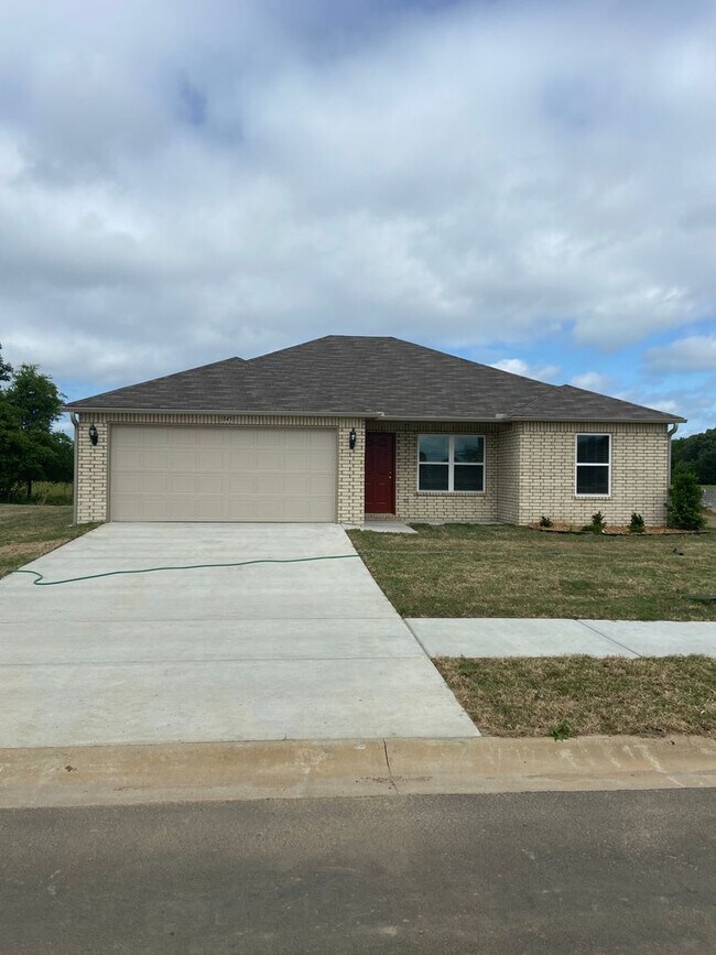 Foto del edificio - *Pre-leasing* Three Bedroom | Two Bath Hom...