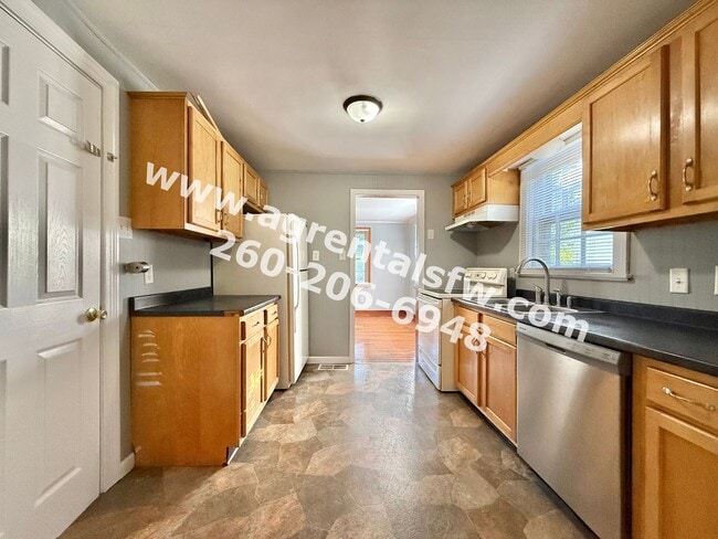 Building Photo - 2 Bedroom House