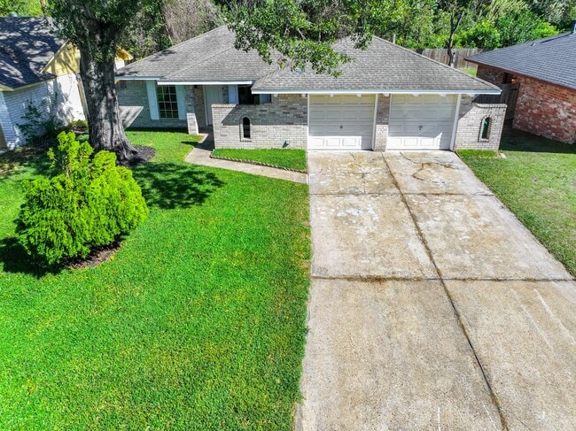 Building Photo - 10126 Pine Moss Dr