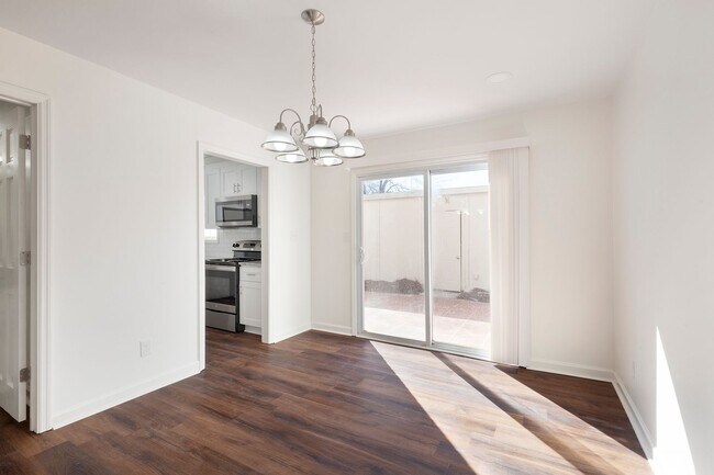 Foto del edificio - 330 Winding River Dr