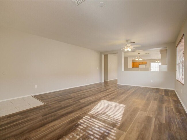Building Photo - 4 Bedroom 2 Bathroom