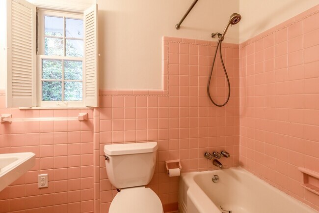 Foto del edificio - 432 Collier Rd NW