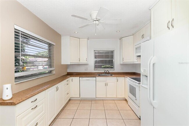 Building Photo - 823 Field St