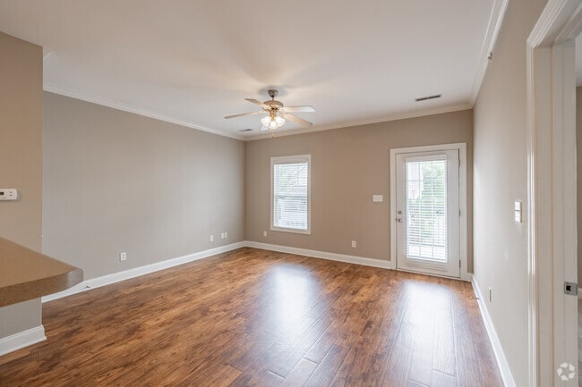 1 habitación, 1 baño - The Cherry Blossom - 740 pies cuadrados - Sala de estar - Covington Oaks