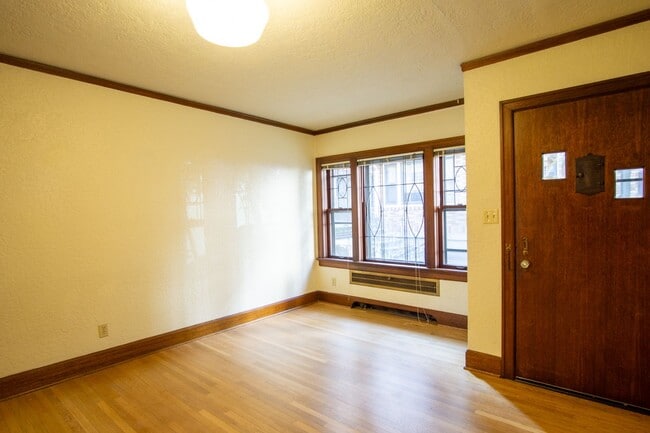 Building Photo - 1930's Townhouse in Idyllic Setting- Vinta...