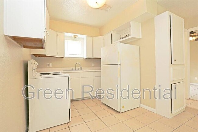 Building Photo - 2460 W Shane St