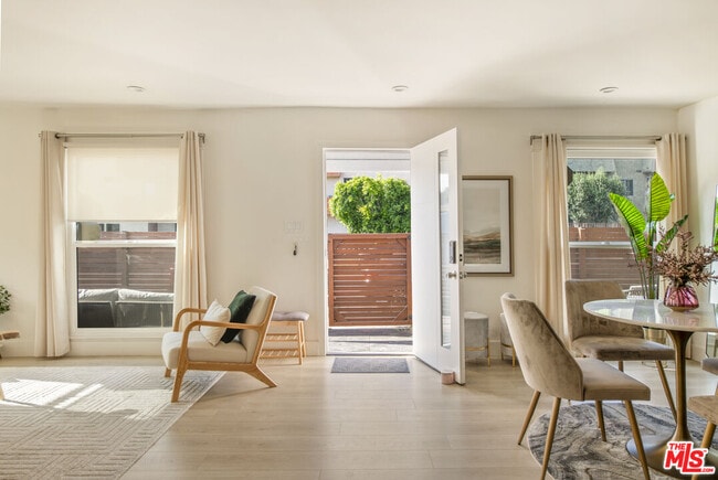 Foto del edificio - 4616 Rosewood Ave