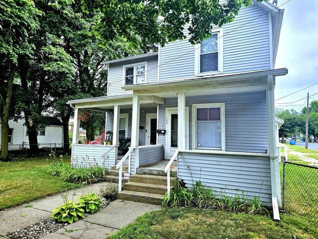 169 Front Entrance - 169 East Ave N