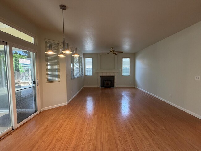 Foto del edificio - 5918 W Chennault Ave