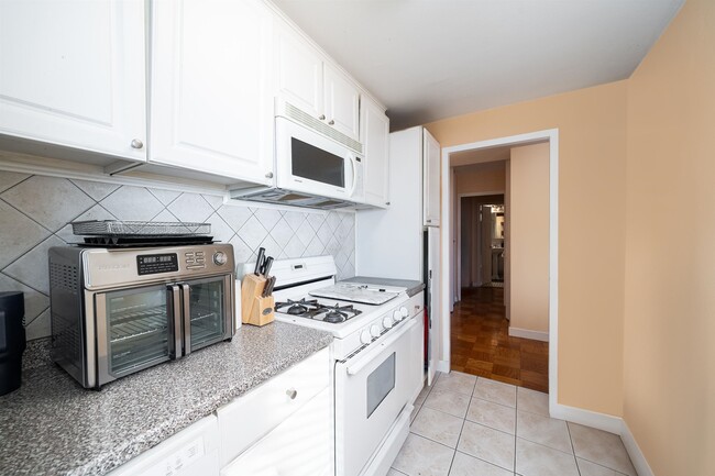 Building Photo - 6040 BLVD E