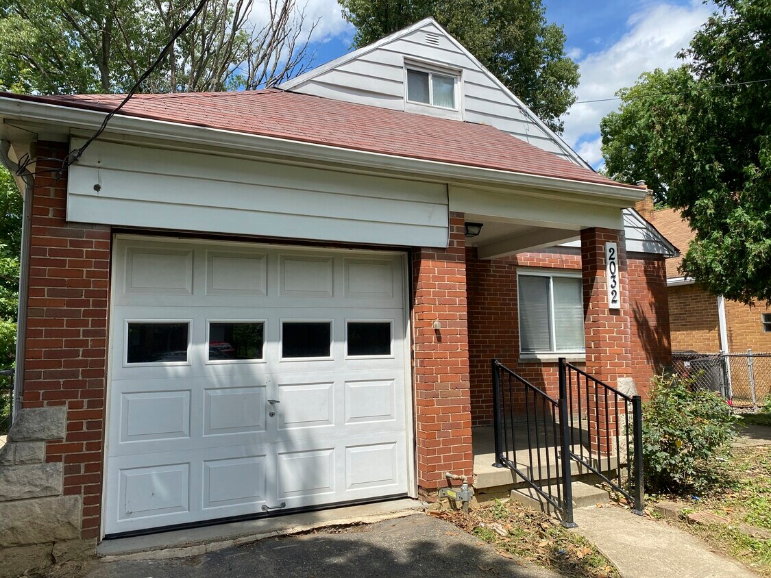 Primary Photo - 2032 Sundale Ave