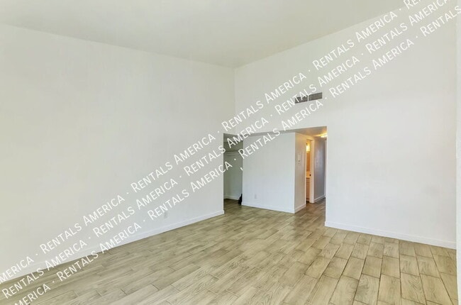 Building Photo - 828 S Langley Ave