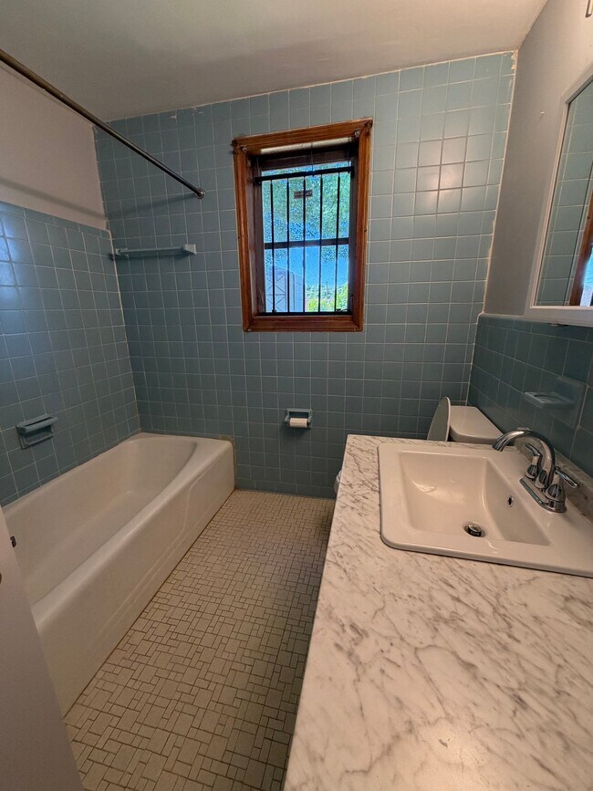 Building Photo - 639 Holbrook St