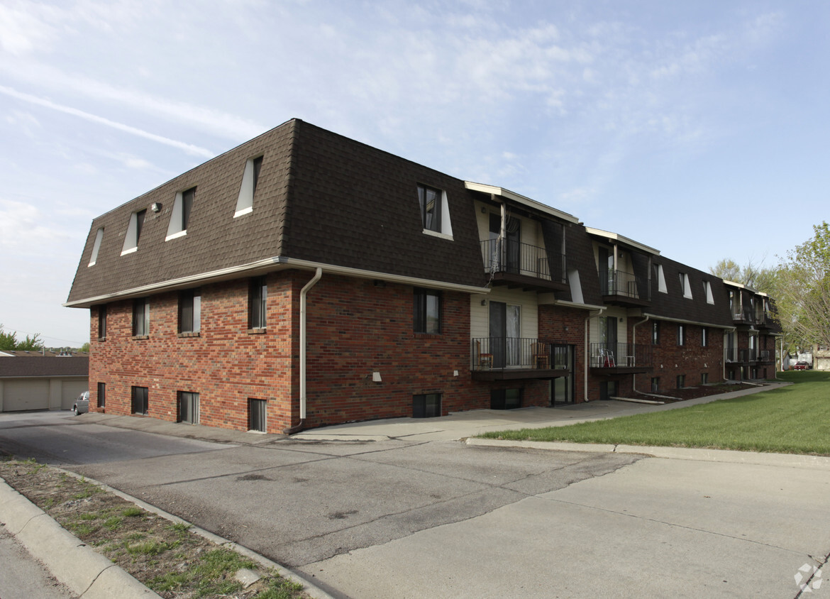 Primary Photo - Blondo Plaza 27 Apartments
