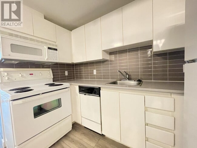 Photo du bâtiment - 588-588 Broughton St