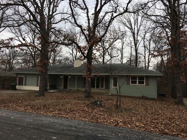 Building Photo - 4 Bedroom Home near UofA! Park-like yard! Lawn care included! Available for Fall semester!