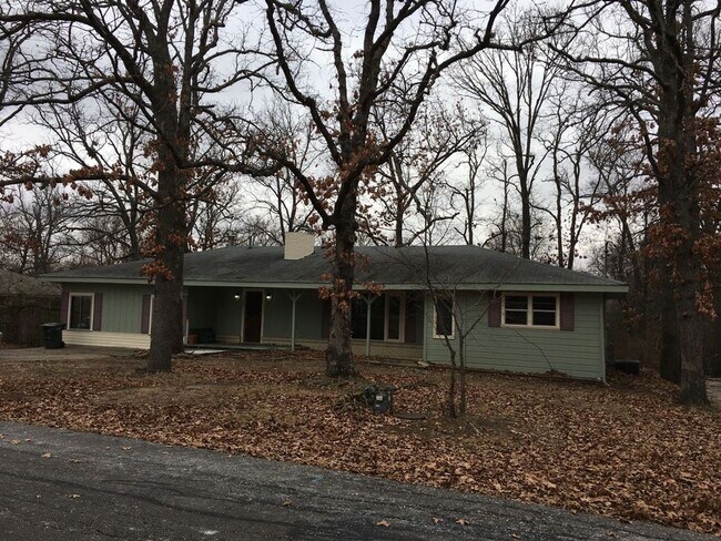 Foto del edificio - 4 Bedroom Home near UofA! Park-like yard! Lawn care included! Available for Fall semester!