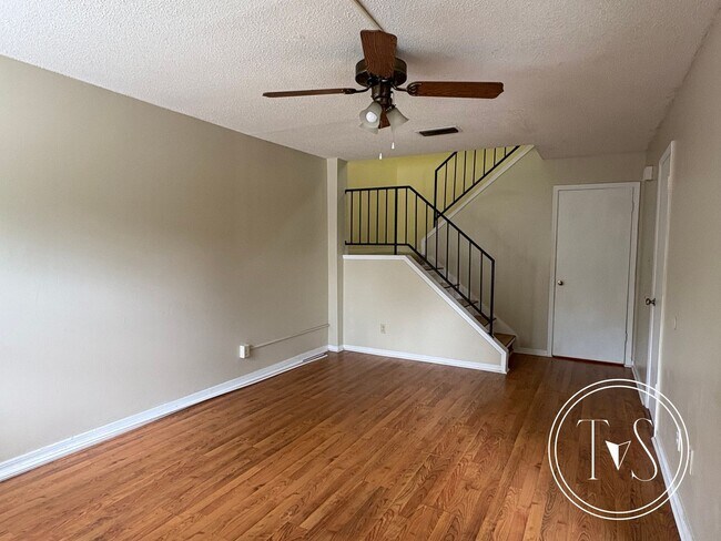 Foto del edificio - RATE DROP ALERT (was $1300/month) and SUMM...