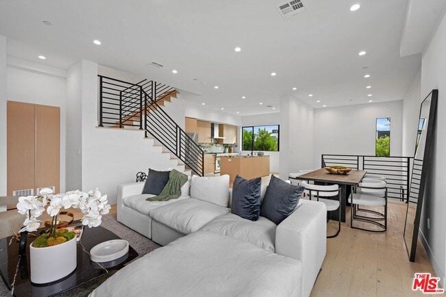 Building Photo - 1426 N Sycamore Ave