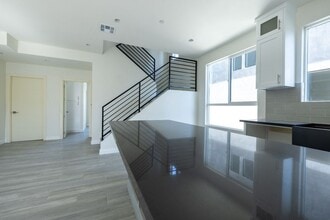 Building Photo - 1130 W 39th St