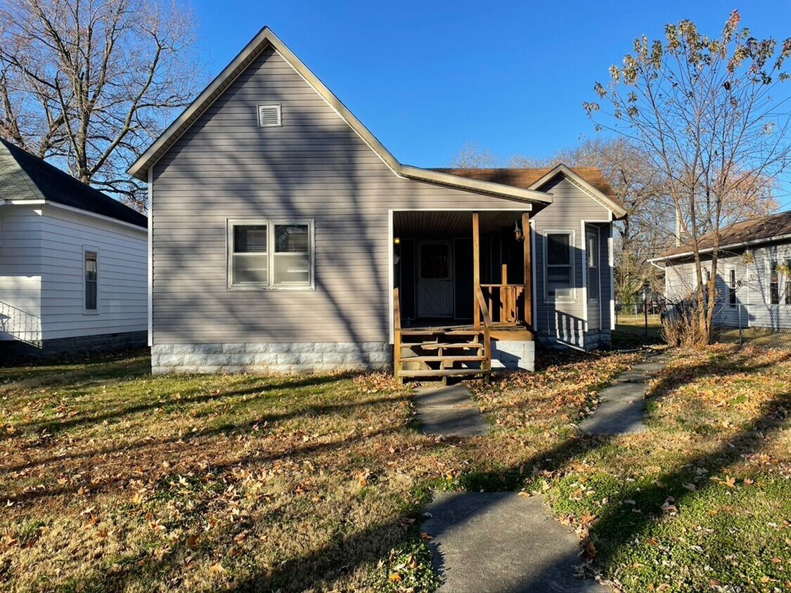 Foto principal - Charming 3 Bedroom, 1 Bath Home with Spaci...